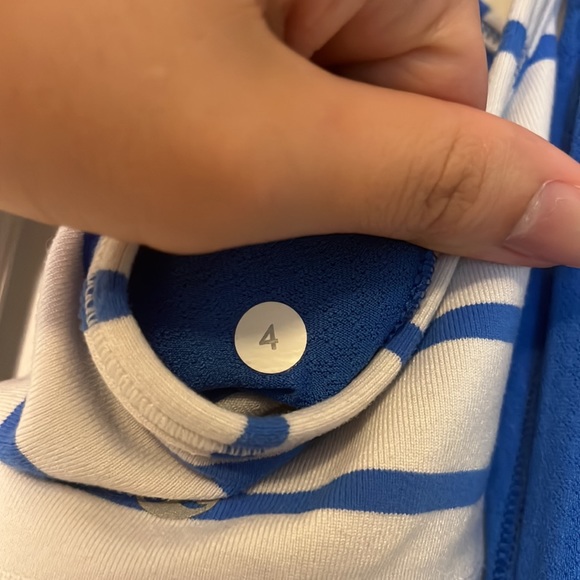 Lululemon tank top size 4 with built in sports bra - Picture 6 of 6